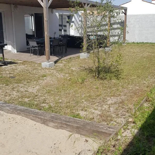 VIlla Elise, lumineuse et proche plage, Hotel in LʼÉpine