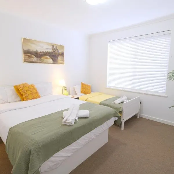 Relaxing Two-Bedroom Retreat Near the Airport, hotel in Perth
