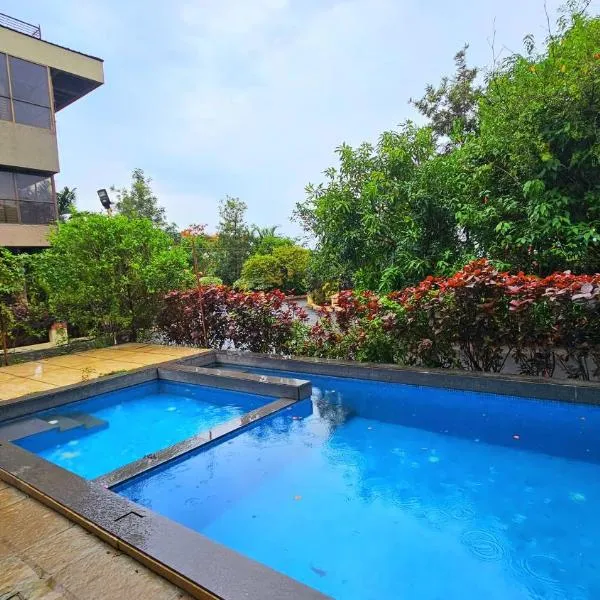 Elephant House Luxury Villa with Curve Pool-Colossal Garden-Panoramic View, hotel v destinaci Lonavala