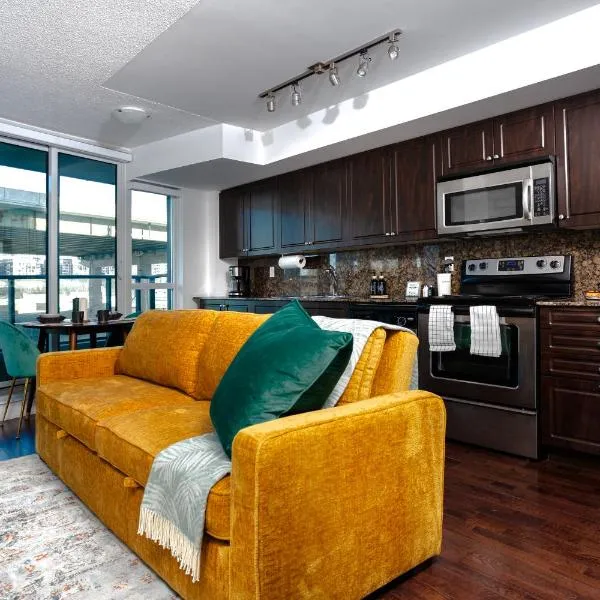Downtown Cozy 1BR Condo- Steps from Lake & King street, מלון בטורונטו