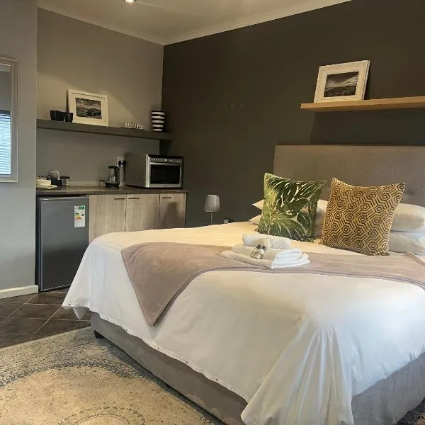 Luxury Suites on Santorini, hotel in East London