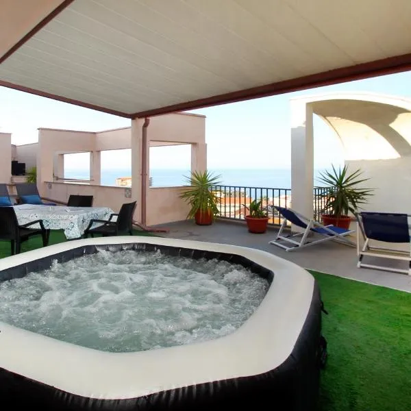 Attico vista mare con terrazza e spa riscaldata, hôtel à Santo Stefano di Camastra