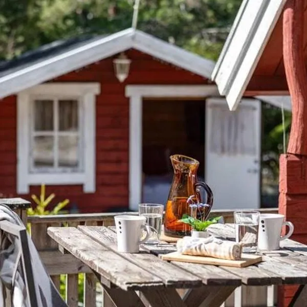 Trio of cottages near water, hotell sihtkohas Maren