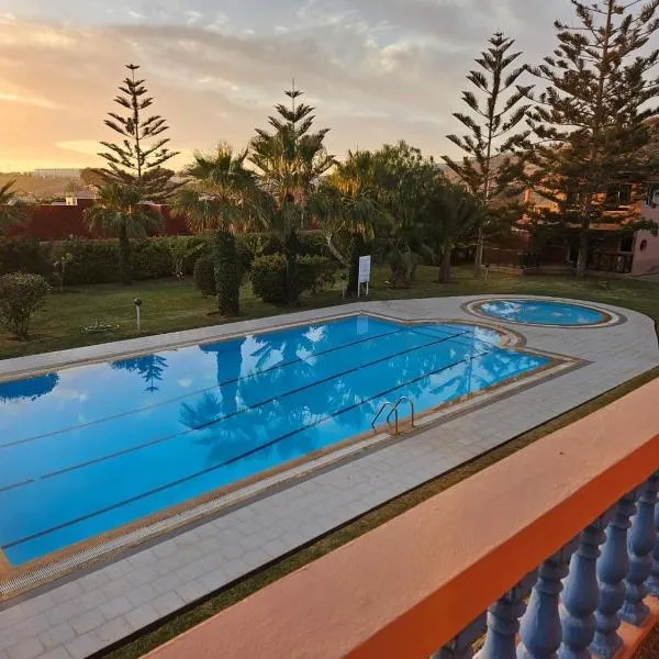 Maison dans espace calme, avec piscine et plage à quelques minutes à pied, hôtel à Aourir