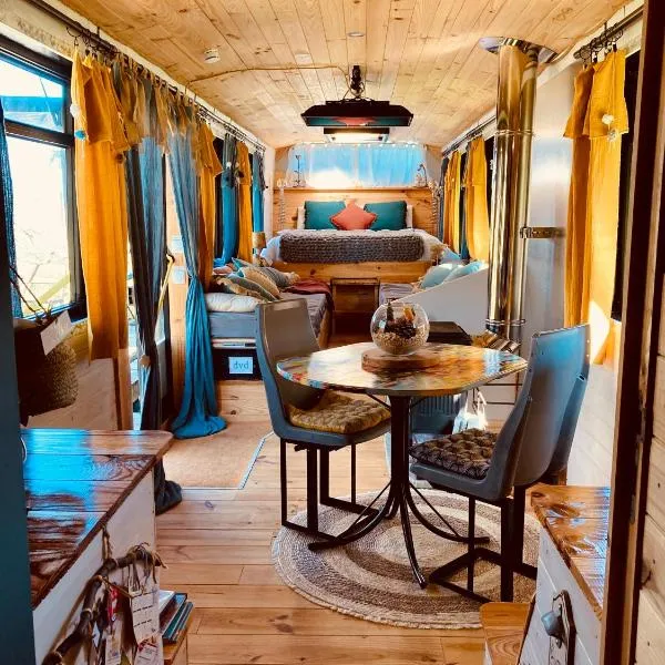 Le Busido, ancien bus de la ville d'Angoulême, aménagé en Chambre d'hôtes,Vouzan的飯店