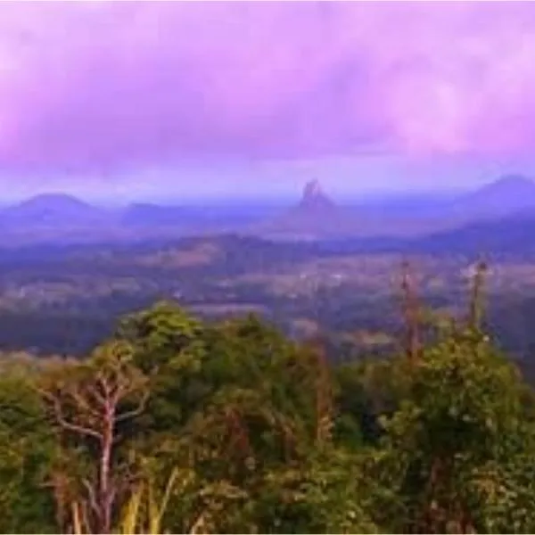 White Jacaranda Tiny House by Tiny Away, hotel in Maleny