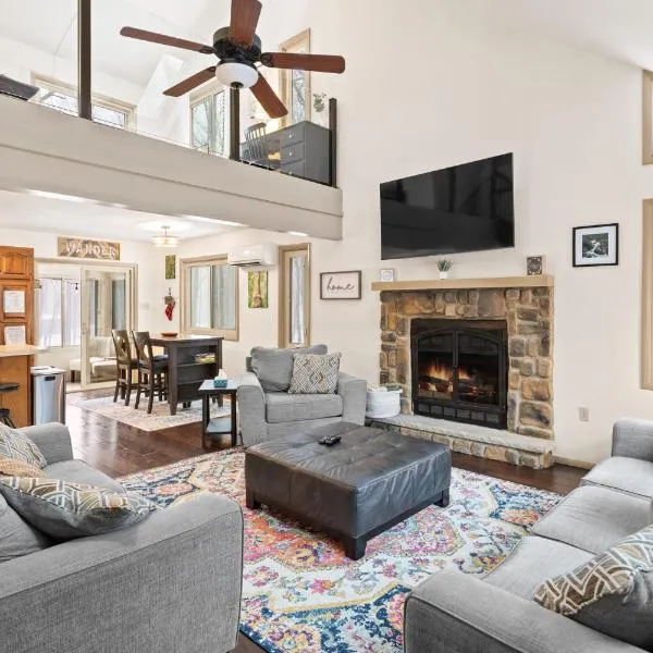 Vaulted Pines Lodge Hot Tub Game Room, hotel v destinácii Albrightsville