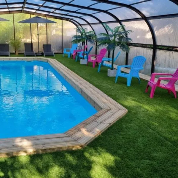 Les Chalets de SAUMUR, Piscine & Parc boisé, 100m du CadreNoir, hotel em Saumur