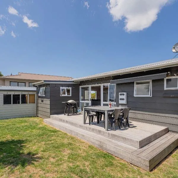 A Stones Throw From The Beach, hotel v destinaci Pauanui