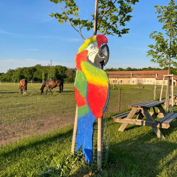 Zoofarma Penzion Konírna، فندق في Železničné Stanice Božice-Jaroslavice