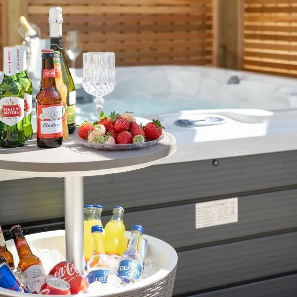 Hot Tub - Garden Oasis - Stylish Stay, hotel in Perth