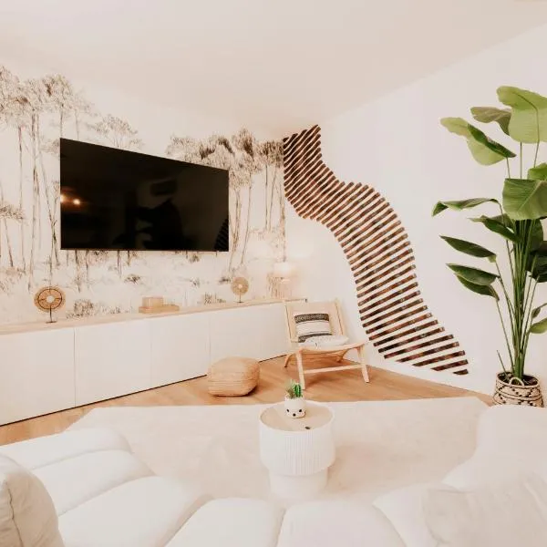 Spacious 5-Bedroom Home with Terrace, Air Conditioning and Parking, Hotel in Bordeaux