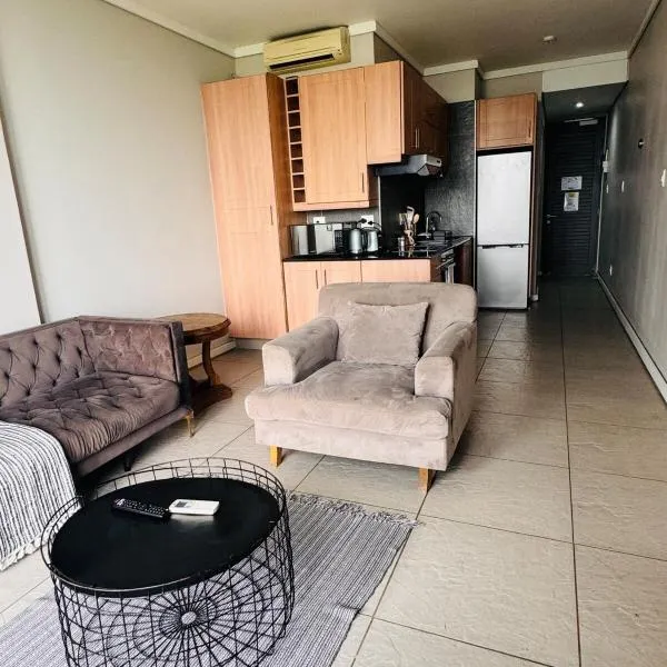 Accommodation Front - Sea View 2 Sleeper, ξενοδοχείο στο Ντέρμπαν