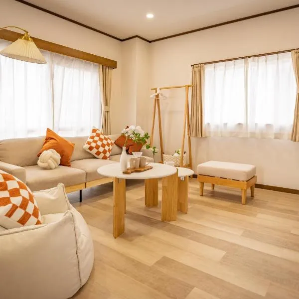 2BR Apartment Only 2 Stops to Shinjuku Includes Baby Essentials & Luggage Hold, hotel Tokióban