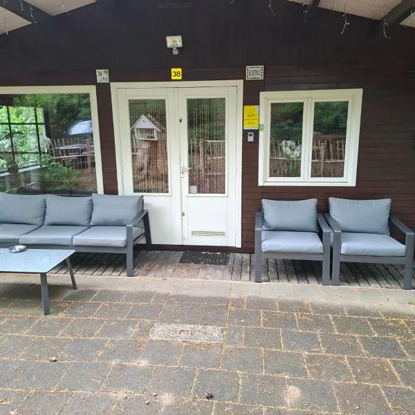 chalet bosrust nr 38, hotel in Lanaken
