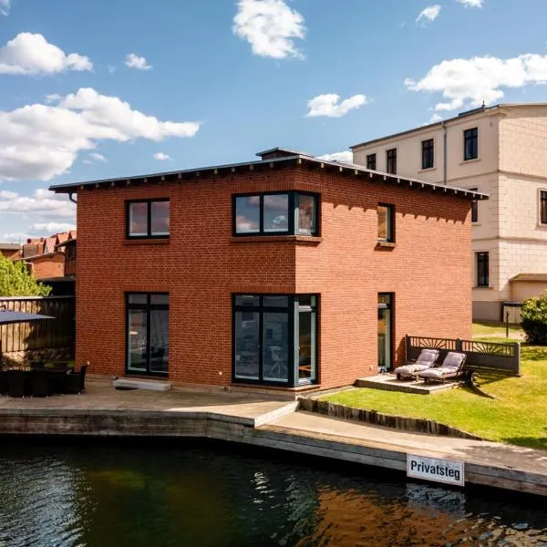 Viesnīca Seaside House - Ferienhaus mit privatem Bootsanleger, Terrasse und Wellness-Komfort direkt am Wasser pilsētā Malhova