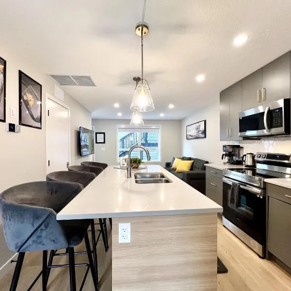 Brand New 2BR Condo with Outdoor Swimming Pool and Hot Tub, hôtel à Canmore