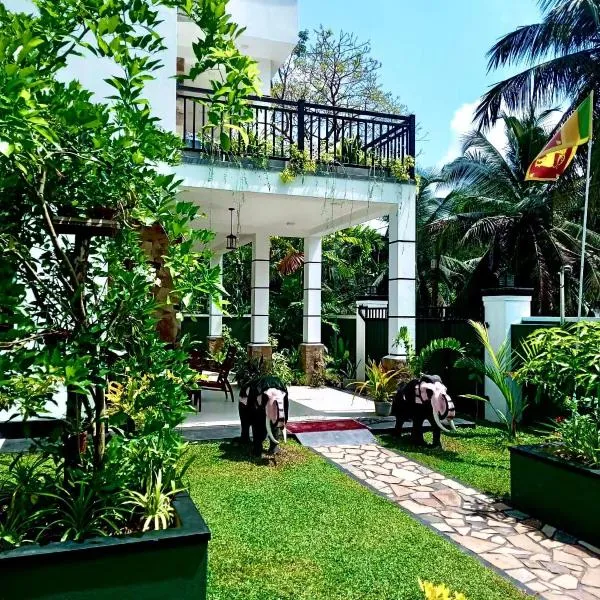 Sri White Villa Airport Boutique Hotel, hotel in Katunayake