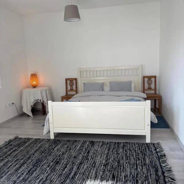 Charmante Ferienwohnung mit Segelmöglichkeit, hotel en Jois