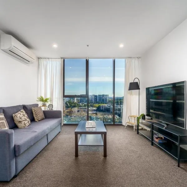 Luxury Living and Pool Views in the Heart of Woden - Hosted by Canstay, hôtel à Phillip