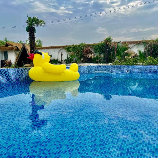 Left Bank La Vie Pool Resort, Шанхай