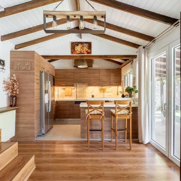 Rustic Garden Cabin, hotell sihtkohas Vári