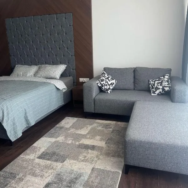 Grand Saphire Resort Apartment-I: Trikomo şehrinde bir otel