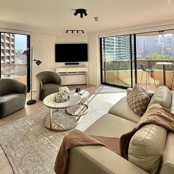 Elegant Hyde Park View Retreat With Gym & Rooftop Pool, hotel i Sydney