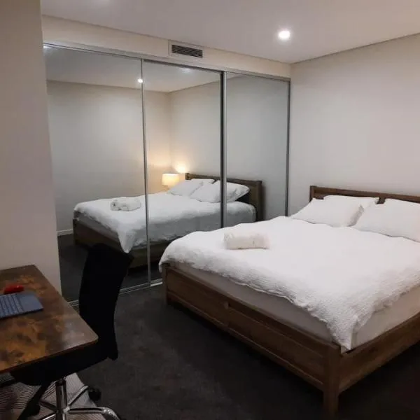 Stylish 1Bedroom Apartment with Study and Parking Near Sydney Airport, hotel in Sydney