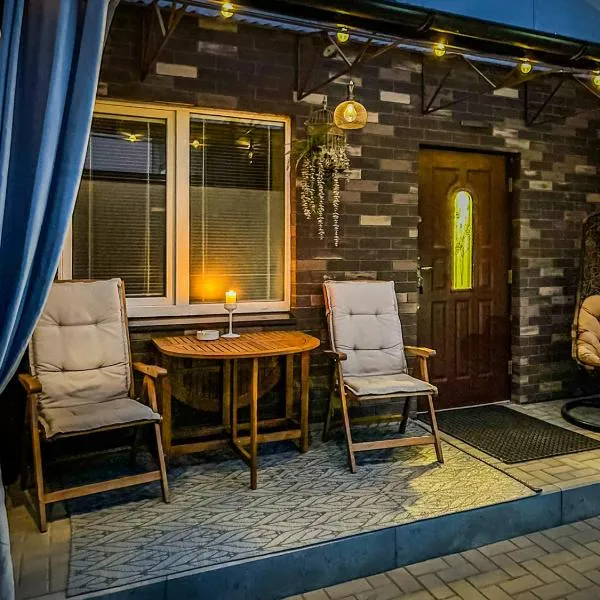 Charming Apartment with Private Yard, מלון במריאמפולה