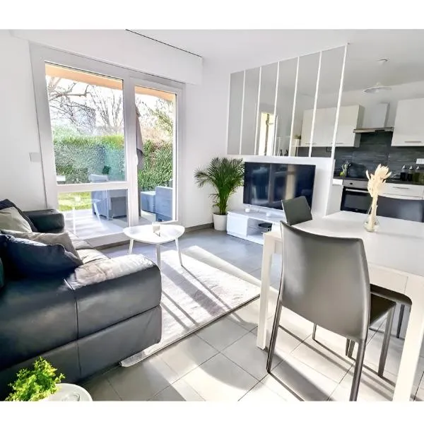 Apt with garden in Ferney Ideal UN or CERN, ξενοδοχείο σε Ornex