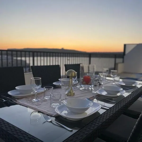 Seafront Penthouse with Large Terrace and Panoramic Views-Mellieha Bay Ghadira, хотел в Мелиха