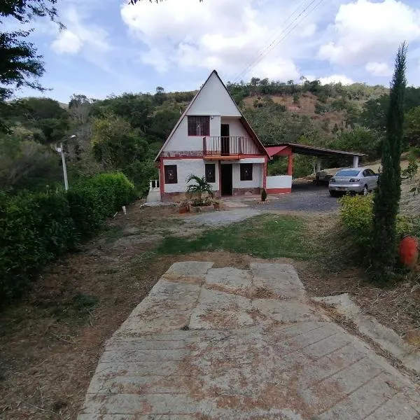 Cabaña Chalet La Lomita, hotel in San Gil
