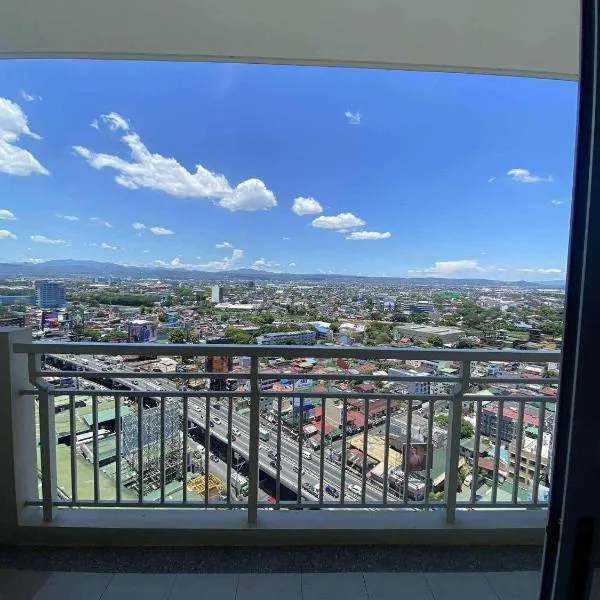 Family-Ready Skyline Retreat near BGC with Free Parking, Hotel in Manila