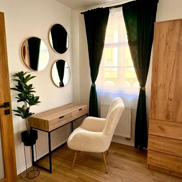 Apartmány ASYMETRIK s parkováním a možností snidaně, Hotel in Česká Lípa