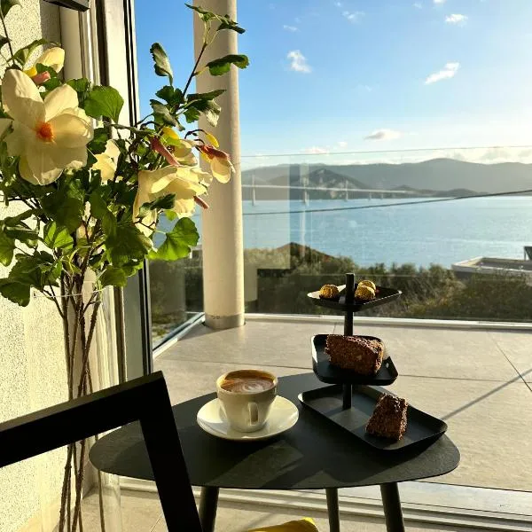 Double pleasure - two apartments with sea views and pool, hotel v destinaci Komarna