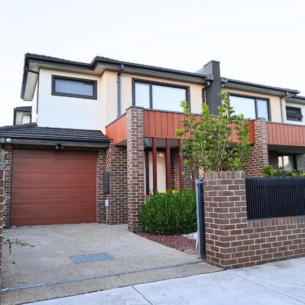 Brand New Home with Private Rooms, hotel in Tottenham