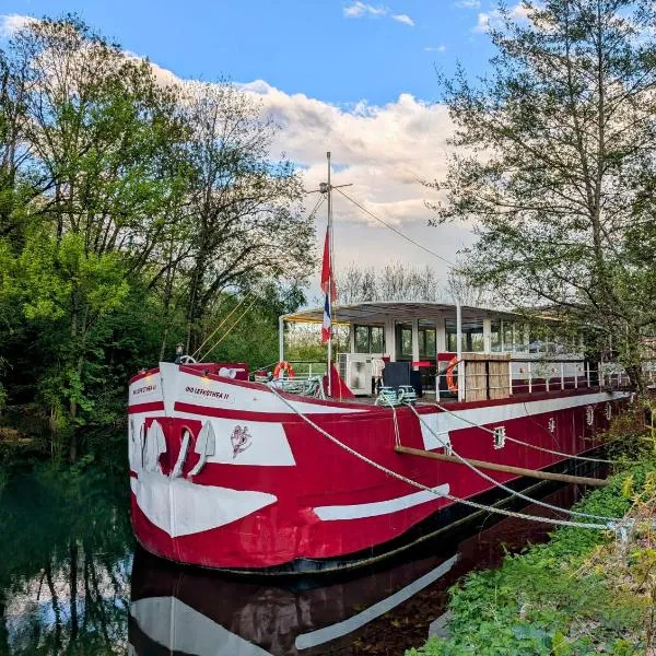 péniche Ino Lefkothea II chambre d'hôtes、ドールのホテル