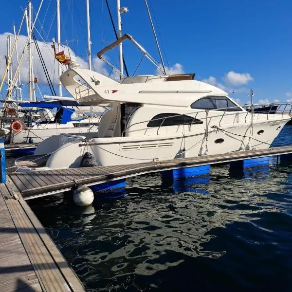 Yacht Experience Tenerife 24h plus Tour with private Skipper & private Hostess all inclusive with Cocktails, Sandwiches, free Minibar and free islandwide pick-up and return in a Tesla S Sportscar、サンタクルス・デ・テネリフェのホテル