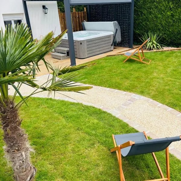 Spa privé & évasion polynésienne à 20 min de Fontainebleau - PrestigeLodges, hotel in Pamfou