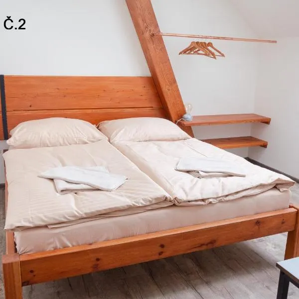 Pivovar Kulivá Hora, hotel in Třebotov