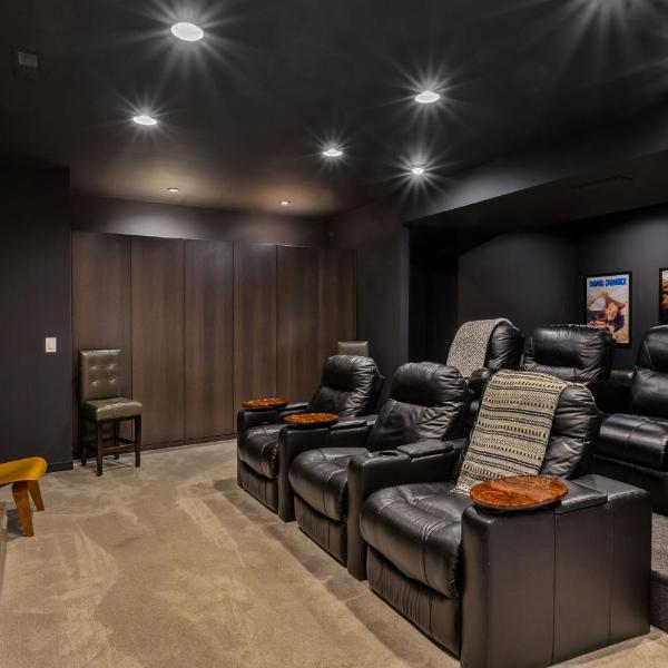 Luxuary Tremont Home - Movie Room, Pet & Baby Friendly, Cleveland