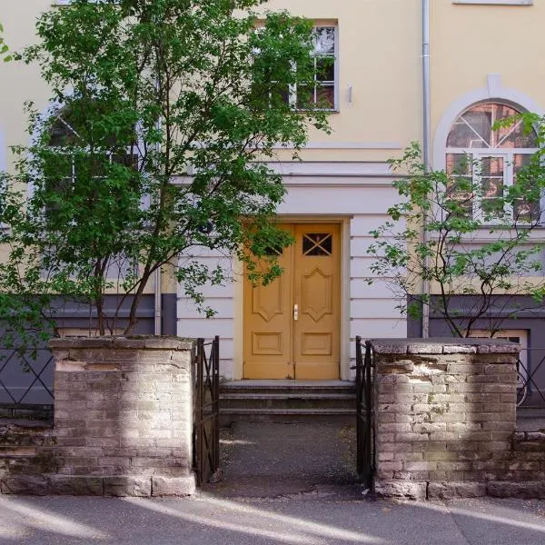 Large 3-room apartment in a historic house, hotell Tallinnas