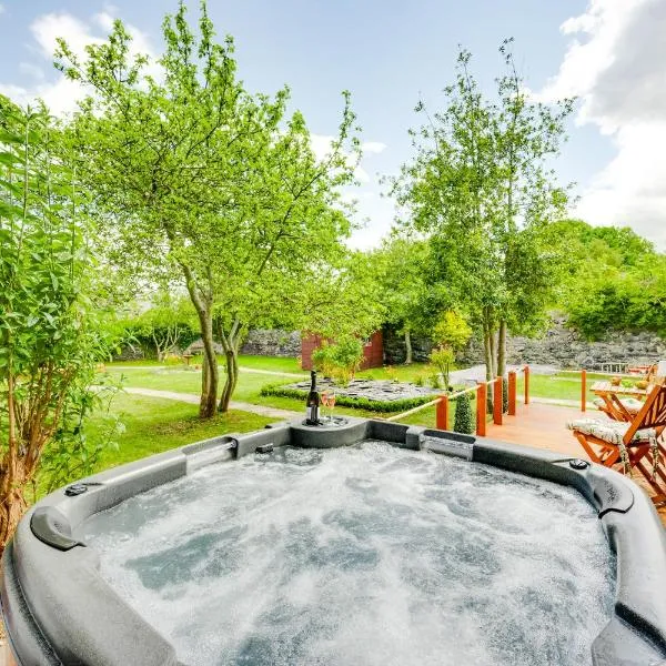 The Garden Cottage with Hot Tub, hotel in Portsoy