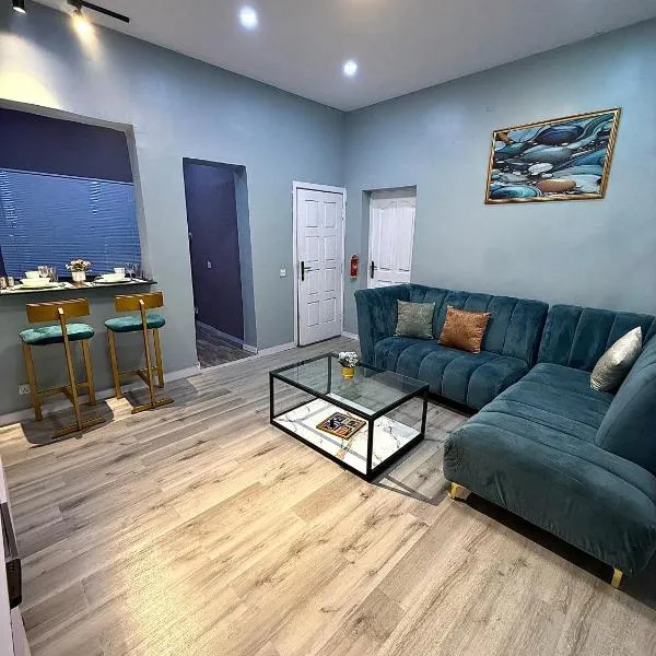 Teal Open Plan 1 Bed & Parlour Lekki 1 24-7 Power, Netflix, WIFI, hotel in Lagos