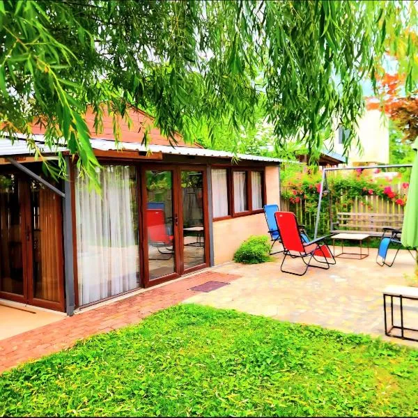 House & Yard Sesil M 110m to beach Kaprovani, hotell sihtkohas Ureki