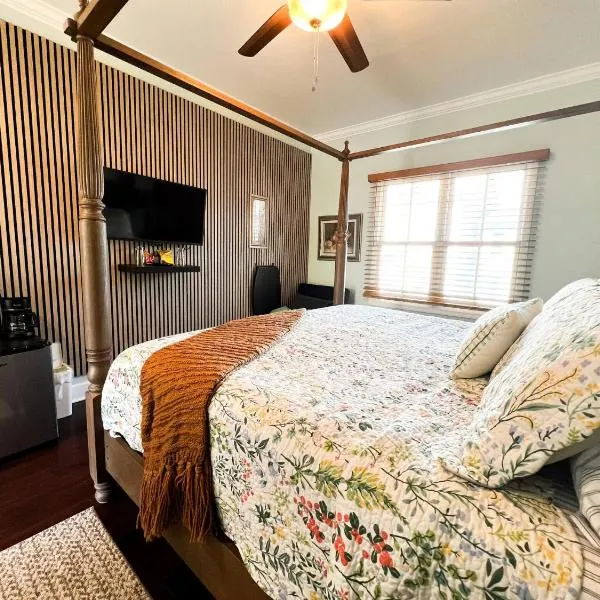 Victorian Modern Room in Carriage House - Unit B, hôtel à Savannah
