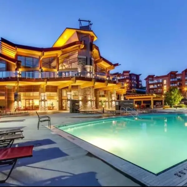 Kelowna family-friendly lake & Mountain view Luxury condo with AC, pool, Hot tub, near winery and shopping center、West Kelownaのホテル
