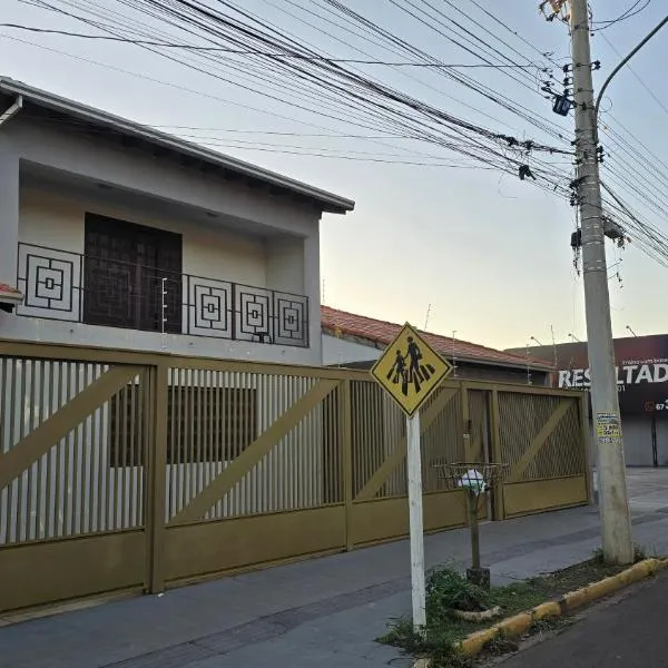 Quarto individual ou duplo, hotel en Campo Grande