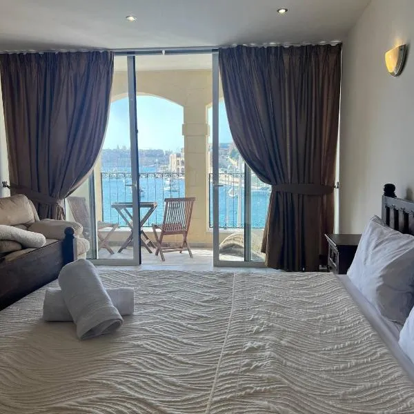 Front Row Seafront House with Dreamy Valletta and Harbour Sunset Views, hotel v destinaci Kalkara